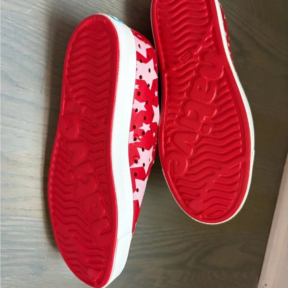 Native Jefferson Red with Stars J3 NWOT - Picture 3 of 4